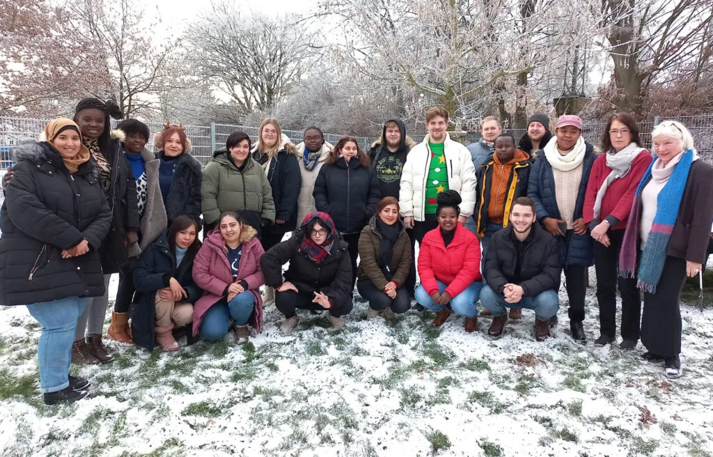 Teilnehmende der Ausbildung zur Pflegefachkraft im Dialog-Bildungsinstitut Kassel im Winter 2022